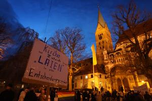 Mehr Laienbeteiligung gehört zum Forderungskatalog von reformorientierten Katholiken. (Archivbild)