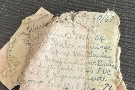 Die durch Wassereintritt teils vergammelten Münztütchen, die jahrzehntelang vergraben waren.