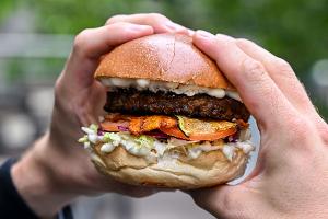 Burger mit einem vegetarischen Patty belegt. (Archivbild)
