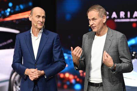 VW-Konzernchef Blume (r) sieht in der Strategie für China einen VW-eigenen Fünfjahresplan. 