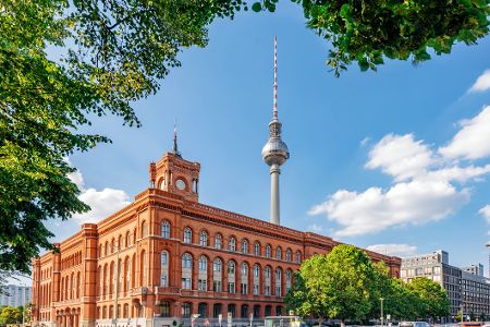 Rotes Rathaus und Fernsehturm in Berlin
