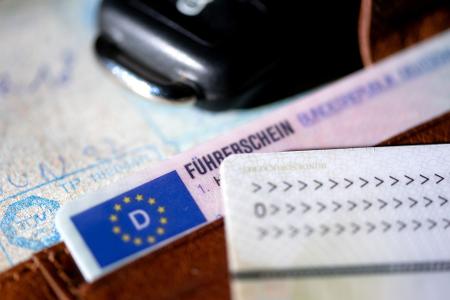 Der Führerschein kann künftig zu Hause bleiben, wenn er im Smartphone hinterlegt ist. Möglich sein soll das ab Ende nächsten Jahres. (Symbolbild)