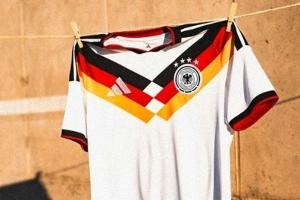 Hommage an 1990: DFB präsentiert WM-Trikot