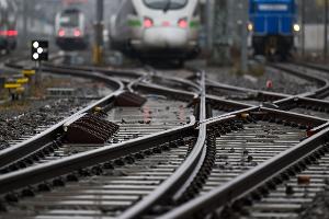 Die Deutsche Bahn will in einem Pilotprojekt erstmals "grünen" Stahl in Schienen verbauen. (Archivbild)