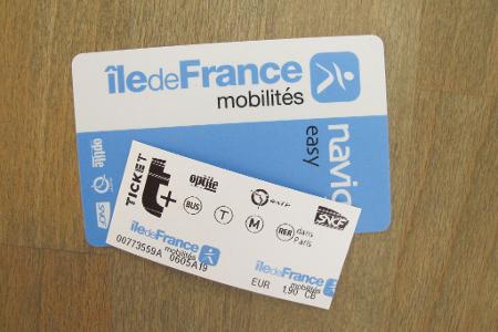 Statt Papier-Tickets gibt es in der Pariser Metro künftig elektronisch aufladbare Karten und Tickets auf dem Smartphone (Archivbild).