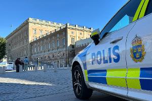 Ein Polizeiauto steht im Herzen von Stockholm vor dem Königsschloss. Nicht weit von dem Schloss entfernt befindet sich auch der Park Kungsträdgården. (Illustration)