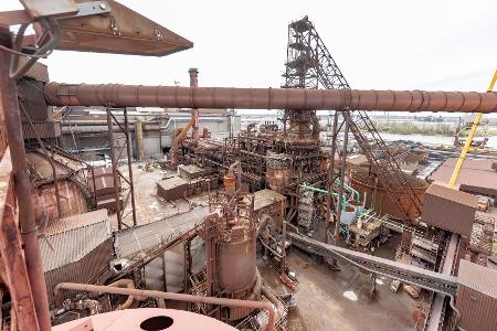 Die Direktreduktionsanlage auf dem ArcelorMittal-Stahlstandort Hamburg wird mit Erdgas betrieben und ist seit mehr als 50 Jahren in Betrieb. (Archivbild)