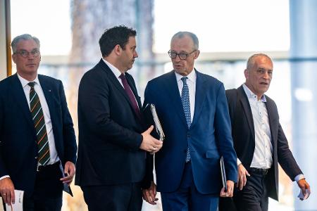 Kanzler und Vizekanzler an einer Seite.