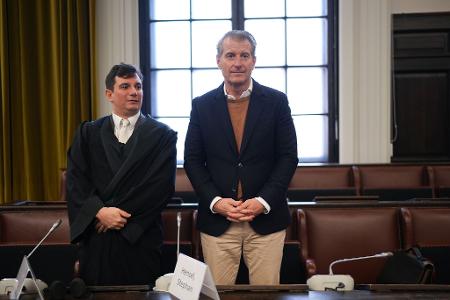 Der Vater, Stephan Hensel, wurde von seinem Anwalt Philip von der Meden begleitet.