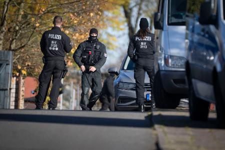 Erneut durchsuchte die Polizei Häuser.