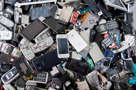 Der Handel wird unter anderem verpflichtet, Rückgabestellen für alte Mobiltelefone, Taschenlampen oder Elektrorasierer einheitlich zu kennzeichnen. (Archivbild)