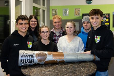 Angehende 20-Jährige organisieren das Ausrufen der Paare.