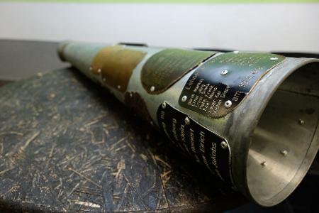 Beim Ausrufen hilft ein zweiter junger Erwachsener beim Halten.