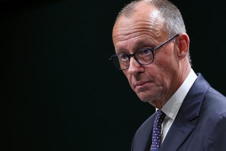 Merz hebt verbindende Kraft des Fußballs hervor