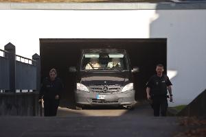 Im Amtsgericht Rostock wurde der Verdächtigen der Haftbefehl verlesen. Danach verließ ein Fahrzeug die Tiefgarage.