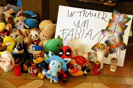 In der Marienkirche in Güstrow erinnern Plüschtiere und Grablichter an den getöteten Fabian.