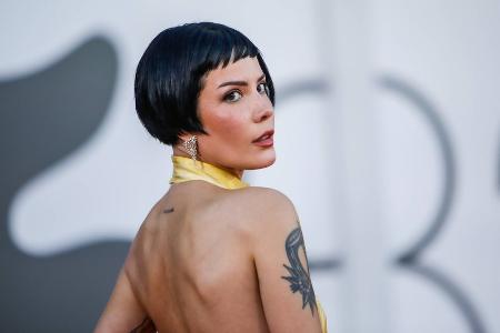 Halsey: Übergriffiger Fan begrapscht Sängerin während eines Auftritts