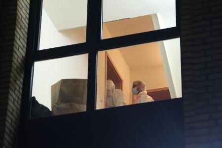 Bei einem Polizeieinsatz in Hamburg ist eine Frau wegen des Verdachts festgenommen worden, einen Mann getötet zu haben.