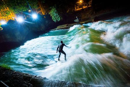 Bis vor Kurzem sah die Eisbachwelle noch so aus und begeisterte Surfer aus aller Welt. (Archivbild)