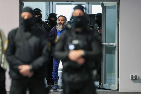 Der Angeklagte Taleb al-Abdulmohsen wird nach einer Pause wieder in den Gerichtssaal im temporären Gerichtsgebäude des Landgerichtes Magdeburg geführt.