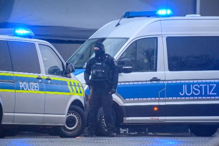 Der Konvoi mit Taleb al-Abdulmohsen fährt vor das temporäre Gerichtsgebäude in Magdeburg.