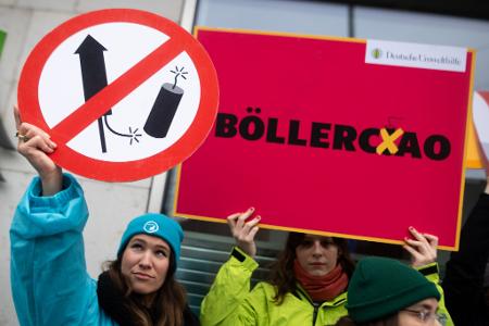 Organisationen wie die Deutsche Umwelthilfe und die Berliner Gewerkschaft der Polizei (GdP) fordern ein Böllerverbot für den Privatgebrauch. (Archivbild)