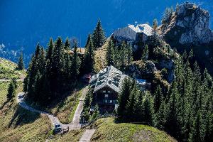 Laut Polizei war der Wanderer nahe dem August-Schuster-Haus in Unterammergau unterwegs, als er schwer stürzte. (Archivbild)