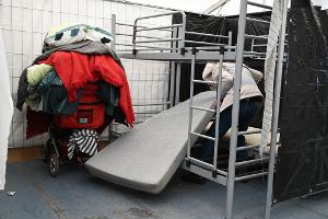 In den Zeiten der größten Überlastung wurden mancherorts Geflüchtete in Sporthallen einquartiert. (Archivbild)