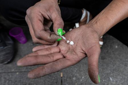 Schwerstabhängige konsumieren tägliche oft Dutzende Dosen der Droge. (Archivbild)