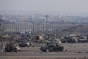 Panzer und anderes Militärgerät befeuern die Klimakrise - doch ihre Emissionen müssen nicht gemeldet werden. 