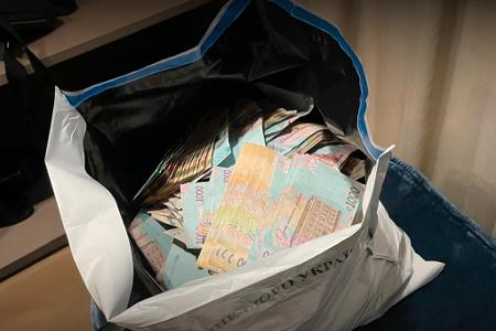 Bei Schmiergeldzahlungen werden in der Ukraine nach Erkenntnissen von Korruptionsjägern Taschen voll mit Bargeld übergeben.