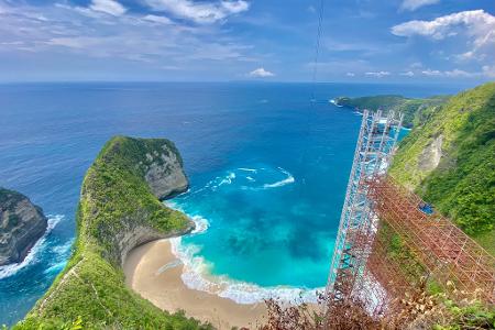  Der Kelingking Beach mit dem T-Rex-Felsen ist ein weltbekanntes Fotomotiv - aber der halbfertige Bau des Glasaufzugs verschandelt den Ausblick.