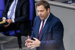 Finanzminister Lars Klingbeil (SPD) wirbt für die Aktivrente.