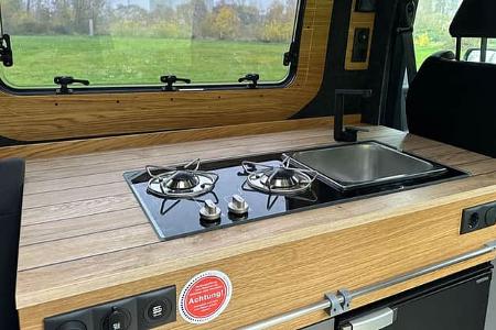 Der Eifelland Relax Master ist einer der ersten Ausbauten des brandneuen Renault Master. Zweiflammkocher und Spüle bilden eine Einheit. Im Unterschrank ist neben dem Kompressor-Kühlschrank auch die Kanister-Wasseranlage untergebracht.