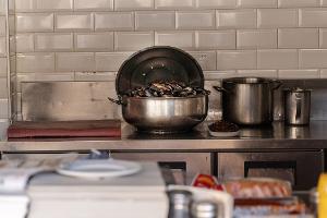 Die häufigsten Symptome bei Lebensmittelvergiftung sind Übelkeit, Erbrechen und Durchfall. 