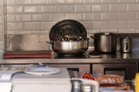 Die häufigsten Symptome bei Lebensmittelvergiftung sind Übelkeit, Erbrechen und Durchfall. 