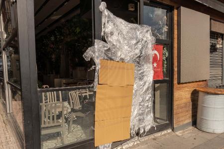 Die Behörden haben einen Laden im Stadtteil Ortaköy schließen lassen.