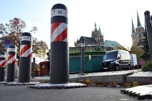 Die deutschen Weihnachtsmärkte werden wie hier in Erfurt mit Pollern und anderen Sperren gesichert. 