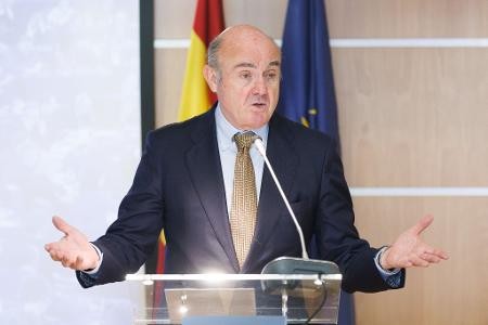 EZB-Vizepräsident de Guindos warnt vor Börsenrisiken wegen des Hypes um KI. (Archivbild)