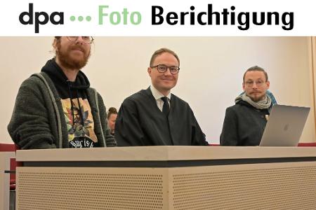 Die Kläger und ihr Anwalt vor dem Verwaltungsgerichtshof.