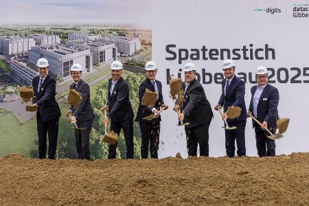 Mit einem feierlichen Spatenstich wurde die Baustelle in Lübbenau eingeweiht. 