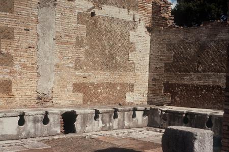 Die alten Römer saßen oft Schulter an Schulter, um ihr Geschäft zu verrichten. (Archivbild)