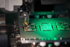 Die Hersteller von Maschinen zur Elektronik-Herstellung schöpfen langsam wieder Hoffnung. (Archivbild)