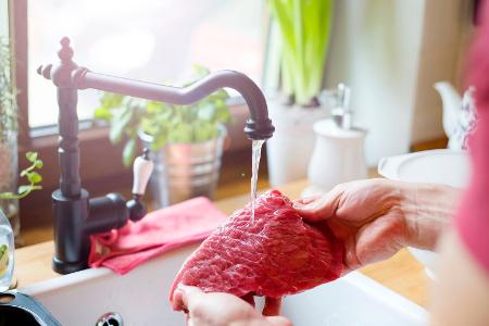 Fleisch vor der Zubereitung waschen