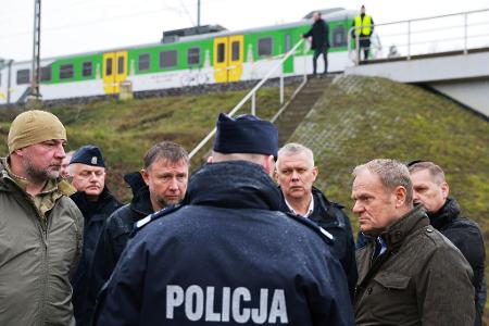 Ministerpräsident Tusk besichtigte am Montag die beschädigte Eisenbahnstrecke. (Archivbild) 