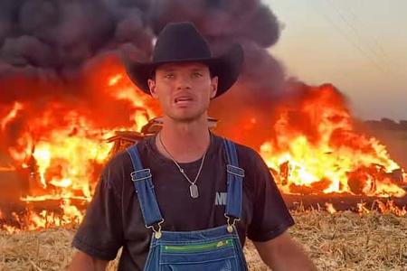 Youtuber WhistlinDiesel vor seinem brennenden Ferrari F8 Tributo (rechts) und einem ebenfalls brennenden Begleitfahrzeug.