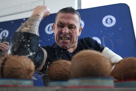 Gaude knackte seinen eigenen Rekord von 83 Kokosnüssen.