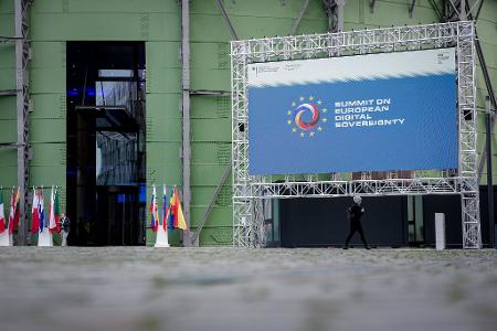 Rund 1.000 Gäste aus Frankreich, Deutschland und anderen EU-Ländern trafen sich auf dem EUREF-Forschungscampus in Berlin und diskutierten über digitale Souveränität. 