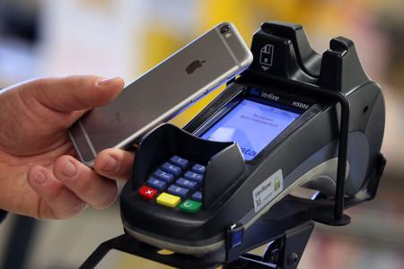 Das Zahlen per Smartphone breitet sich aus, gerade bei Jüngeren (Symbolfoto)