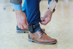 Die elektronische Fußfessel soll bei gewalttätigen Ex-Partnern oder Angehörigen ein Signal senden, wenn sich der Täter - bewusst oder unbewusst - dem Opfer nähert. (Symbolbild)